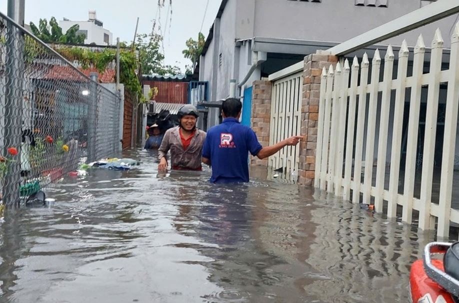 Hai ky luc trong tran mua sang 10/5 o TP.HCM hinh anh