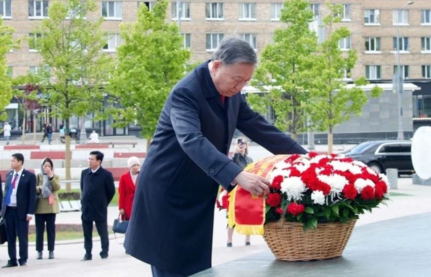 Tong Bi thu tuong nho Chu tich Ho Chi Minh va Tong Bi thu Le Duan hinh anh