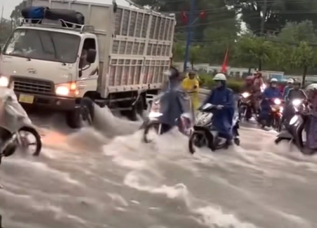 Xe tai dung than can dong chay nhu thac cuu xe may o Binh Duong hinh anh