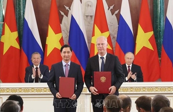 Tong Bi thu To Lam, Tong thong Putin chung kien trao van kien hop tac hinh anh