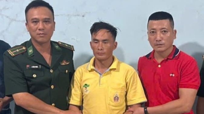 Bat doi tuong truy na tai Cua khau Quoc te Cau Treo hinh anh