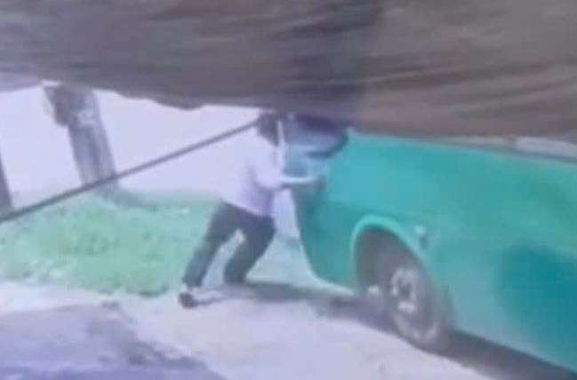 Co ngan xe buyt dang troi, phu xe bi tong tu vong hinh anh