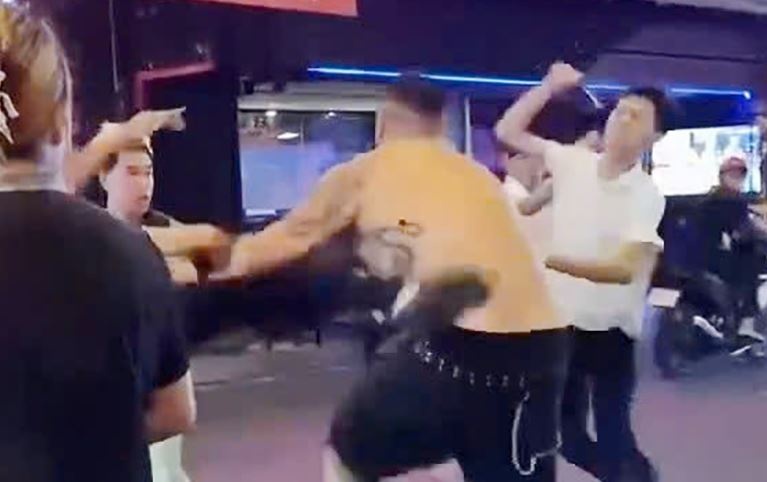 Xu ly nhom nguoi hanh hung hoi dong khach nuoc ngoai o pho Tay TP.HCM hinh anh