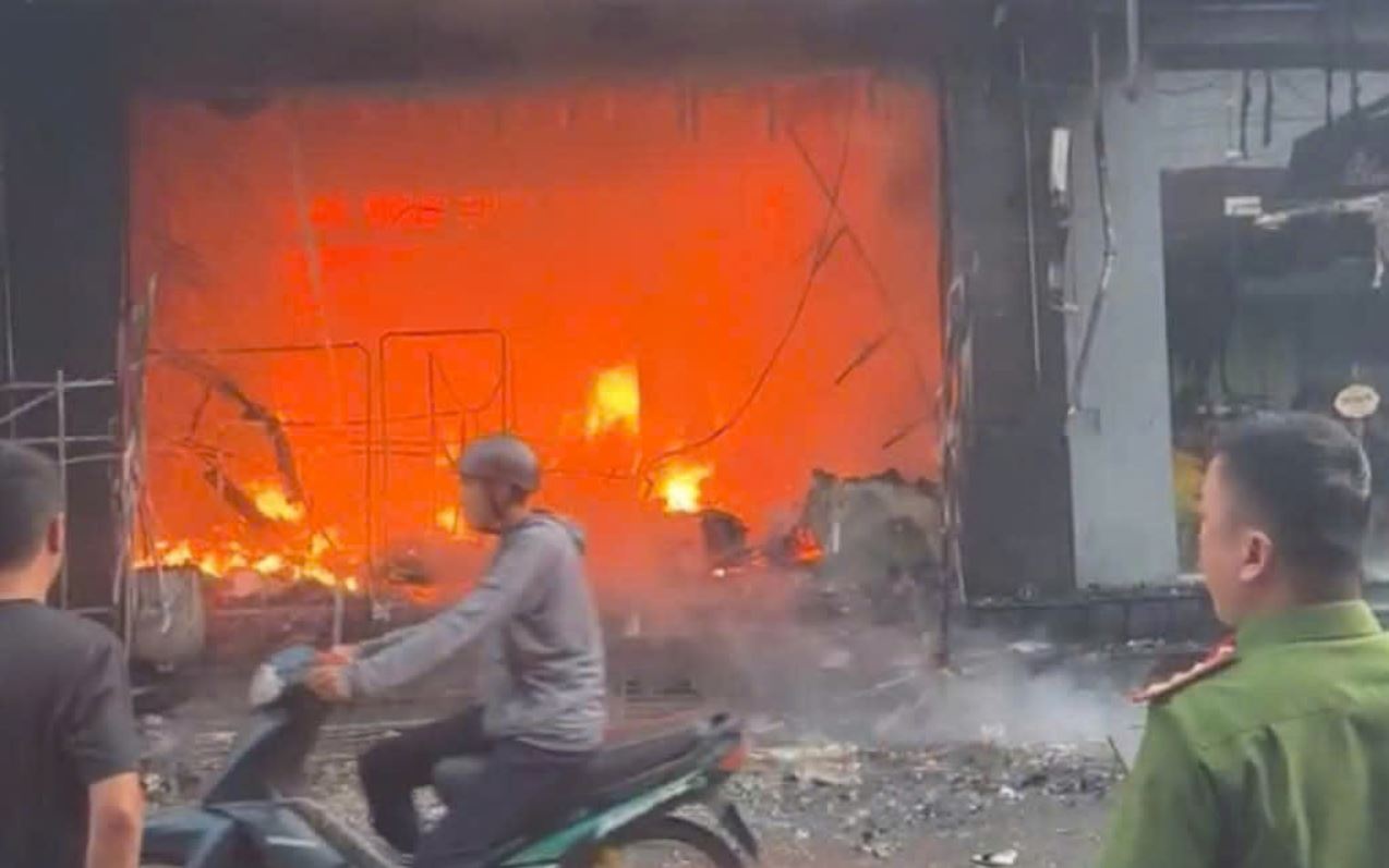 Can nha co 4 nguoi dang ngu bi chay, hang xom hanh dong tuc thi hinh anh