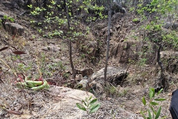 Phat hien thi the nguoi dan ong dang phan huy ben tang da lon hinh anh