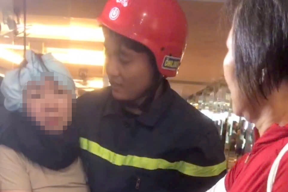 5 phut giai cuu nguoi phu nu ket trong thang may o TP.HCM hinh anh