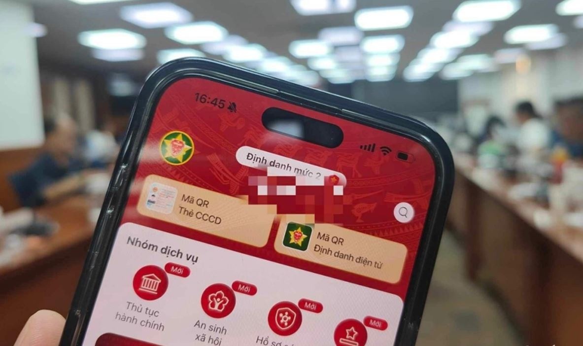 CSGT TP.HCM thi diem mua ban xe tren VneID, khong can cong chung hinh anh