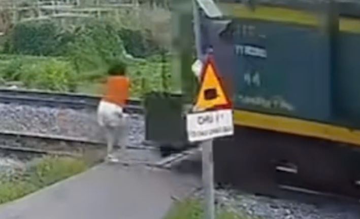 Co gai bi tau hoa huc vang khi di bo qua duong ray hinh anh