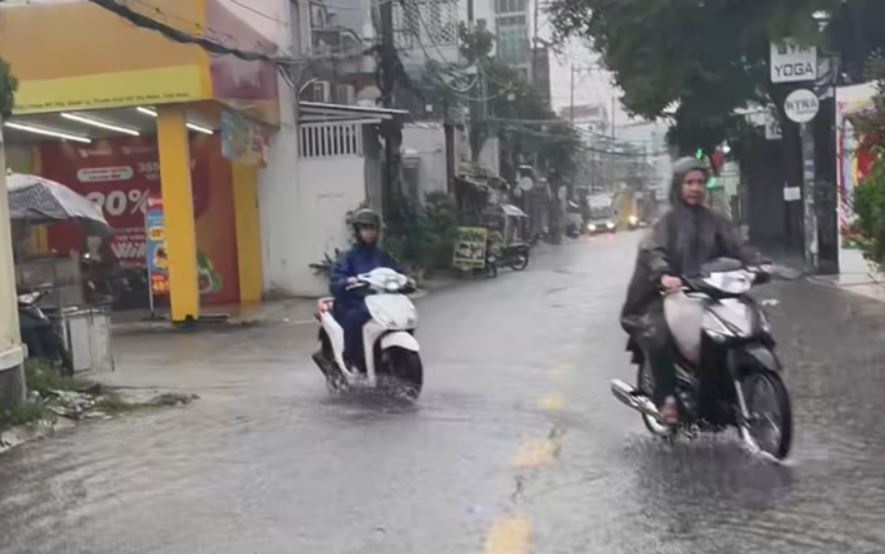 Bau troi TP.HCM xam xit, mua lon xuat hien sau nang nong gay gat hinh anh