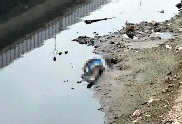 Phat hien thi the nguoi dan ong tren song To Lich hinh anh