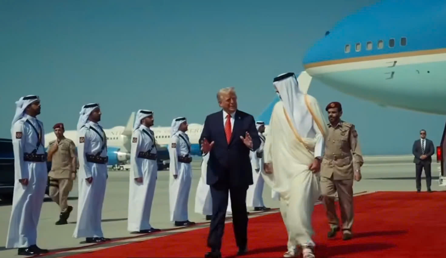 Vi sao cac nuoc Vung Vinh het minh vi chuyen tham cua Tong thong Trump hinh anh