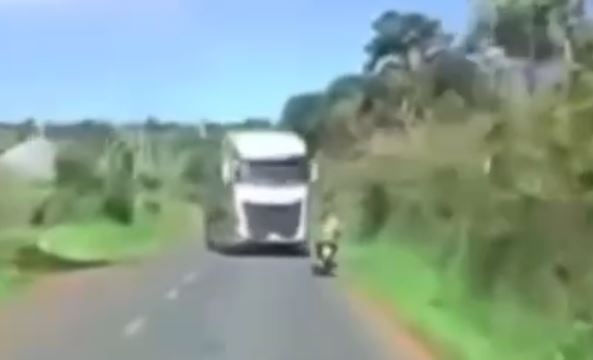 Xe container tong lien hoan khien hai nguoi tu vong hinh anh