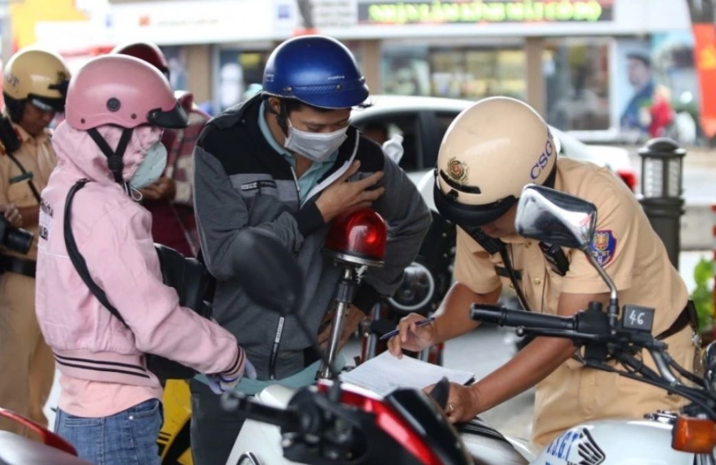 Hai luong y kien quanh de xuat tang muc phat giao thong tai 6 TP lon hinh anh