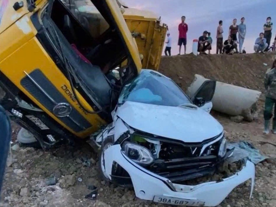 Xe tai chen nat oto con tren duong ket noi cao toc o Ha Tinh hinh anh