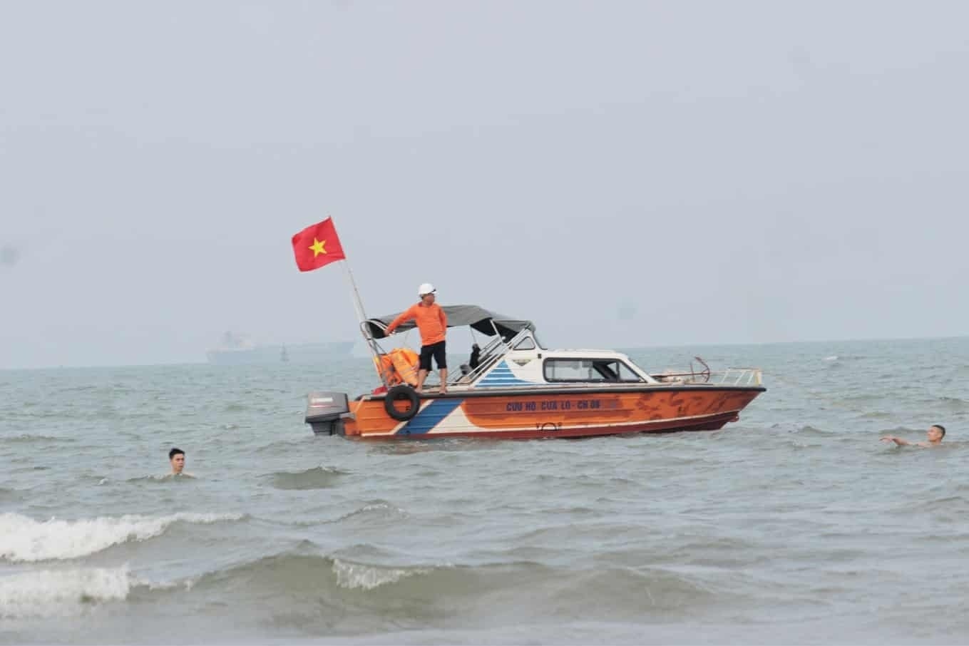 Nam nu duoi tu vong anh 1