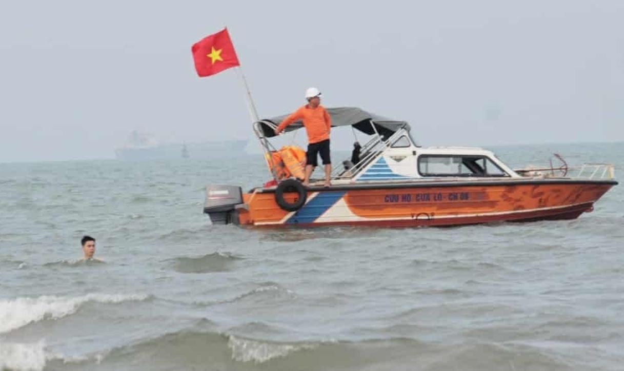 Danh tinh doi nam nu duoi nuoc tu vong tai bien Cua Lo hinh anh