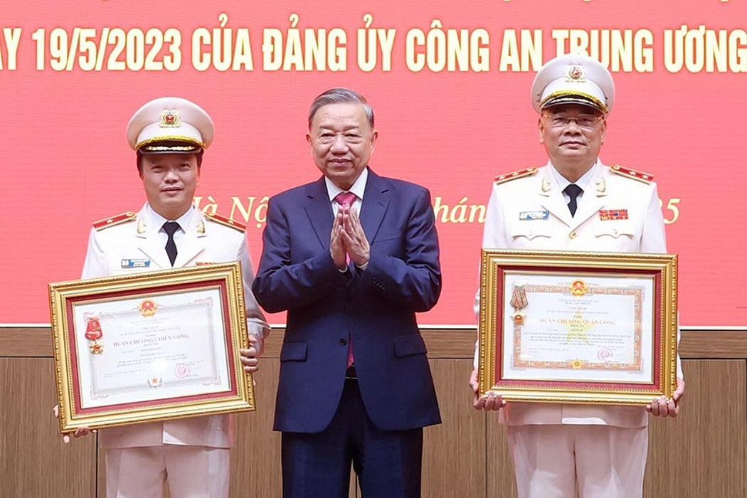 Trao huan chuong Quan cong hang 3 cho Trung tuong To An Xo hinh anh