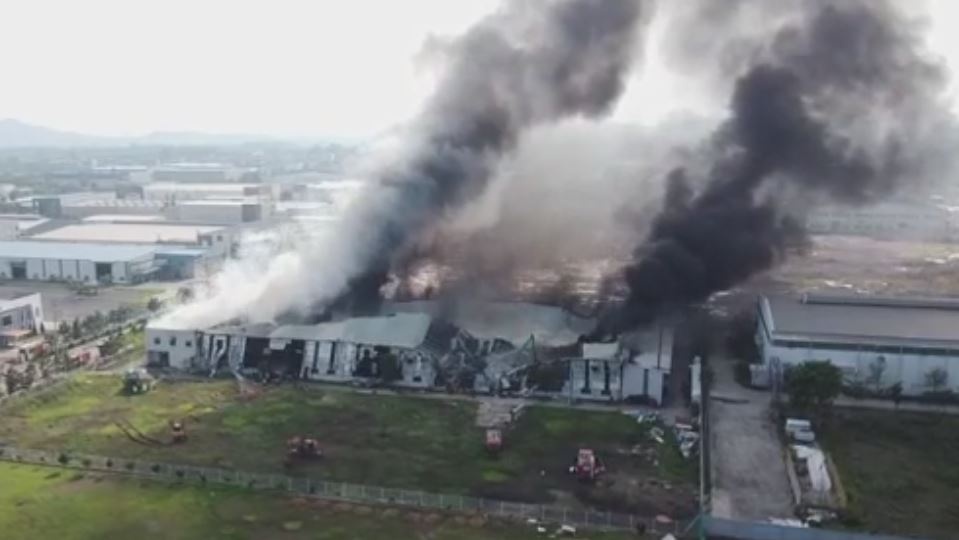 Khoi den ngun ngut tu dam chay tai khu cong nghiep o Vinh Phuc hinh anh