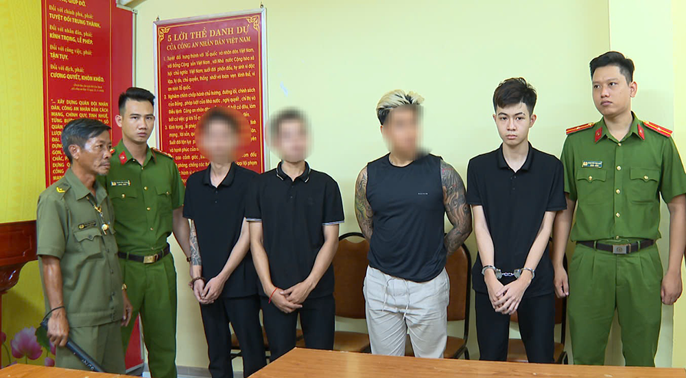 Hanh hung khach Tay TP.HCM anh 1