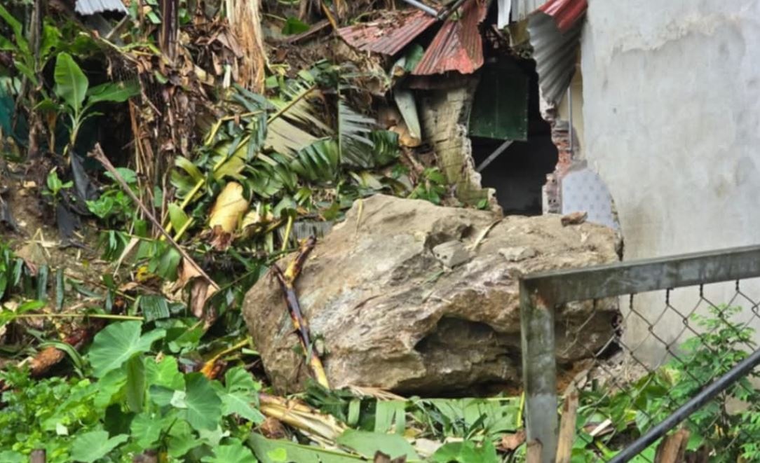 Hai tang da lon tu tren nui lan xuyen nha dan hinh anh