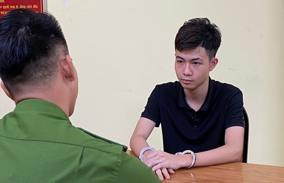 Bat khan cap doi tuong dap vo chai vao dau nguoi nuoc ngoai o TP.HCM hinh anh