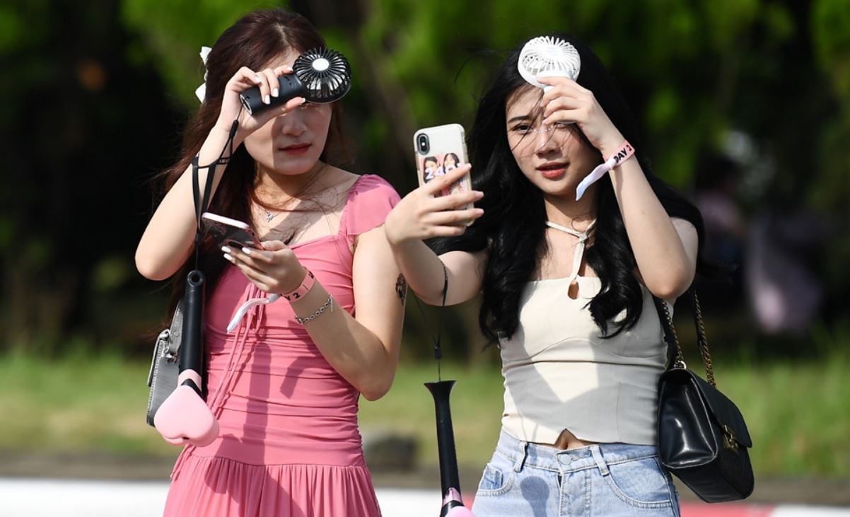 Nam Bo mua to cuc bo, Mien Bac nang nong den 36 do hinh anh