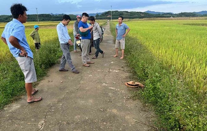Cu ba bi set danh tu vong ngoai dong hinh anh