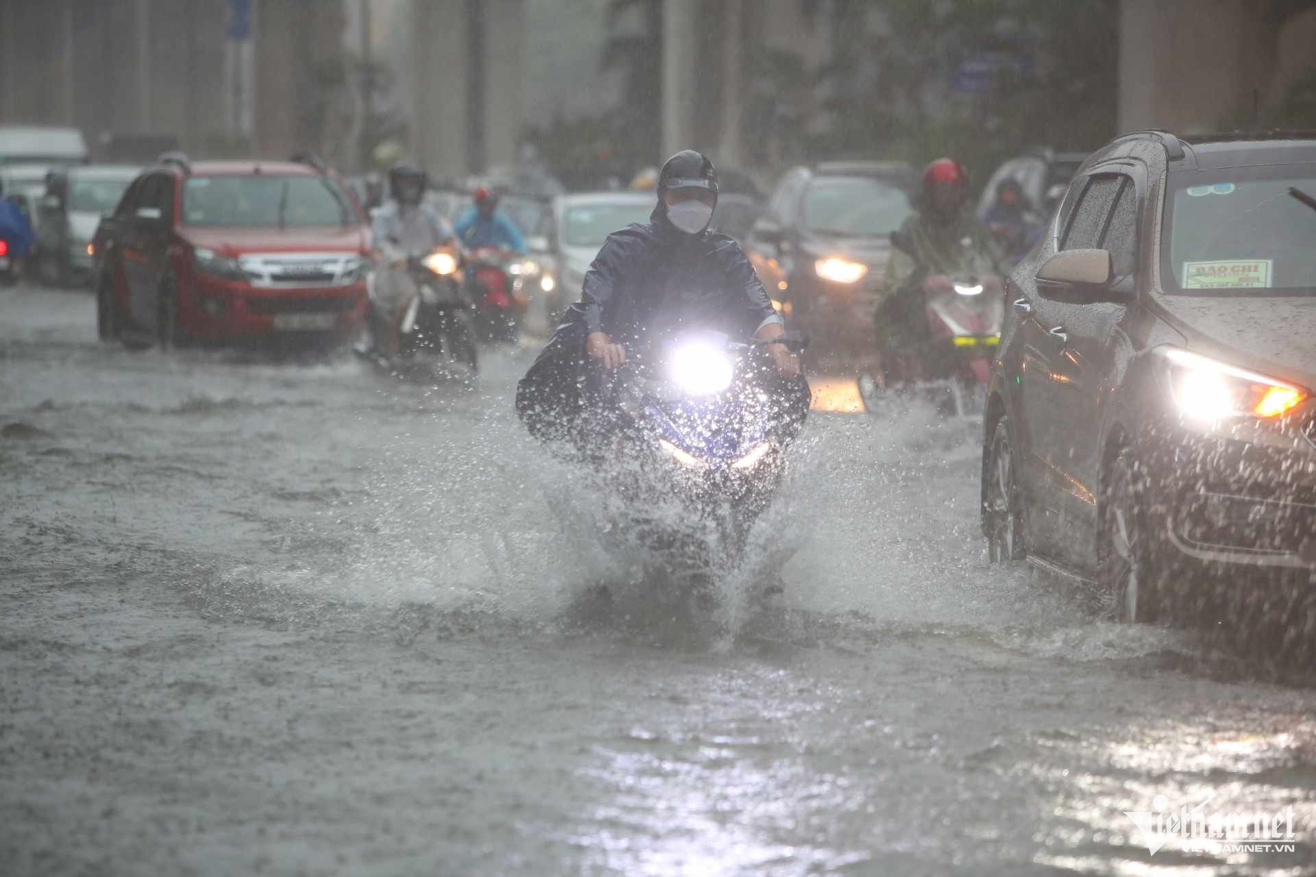 Mua Ha Noi bat thuong anh 1