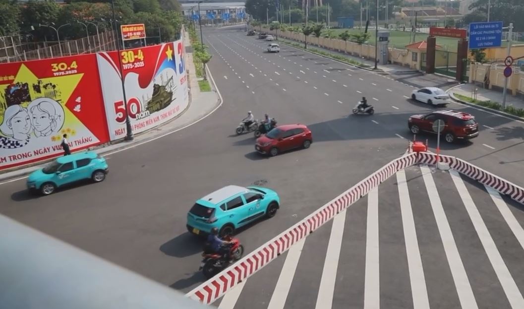 Vang CSGT, oto noi duoi nguoc chieu truoc cong chinh T3 Tan Son Nhat hinh anh