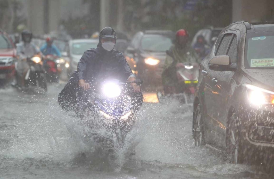 Moi dau mua, mien Bac mua nhu trut nuoc co bat thuong? hinh anh