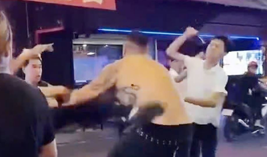 Khach nuoc ngoai bi dap vo chai bia vao dau o pho Tay TP.HCM hinh anh