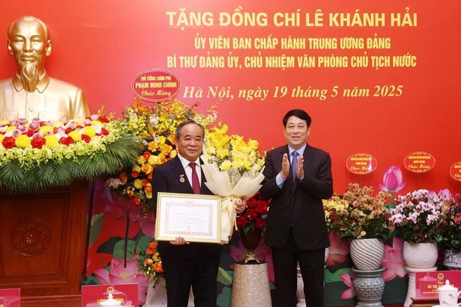 Trao Huy hieu 40 nam tuoi Dang cho Chu nhiem Van phong Chu tich nuoc hinh anh