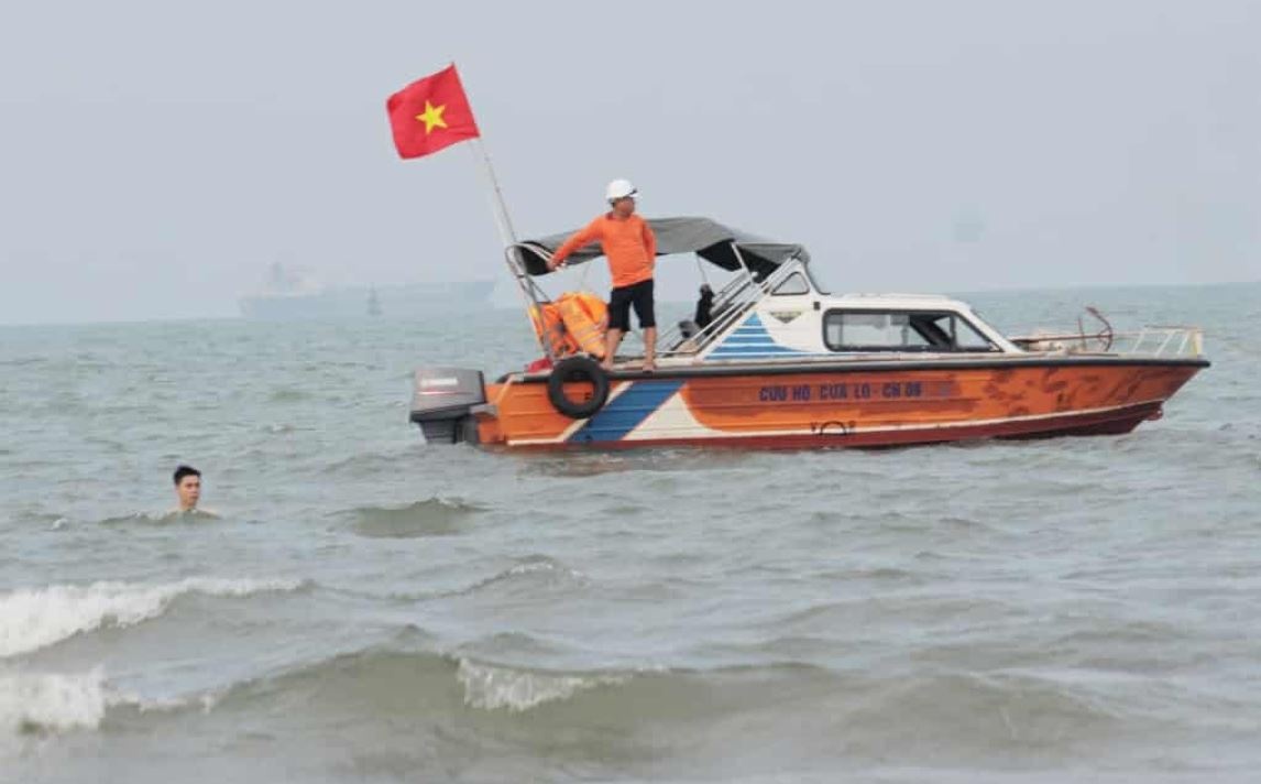 Doi nam nu duoi nuoc tu vong, de lai oto tren bo hinh anh