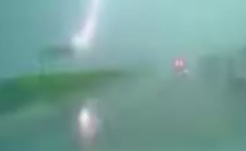 Set suyt danh trung oto dang chay nhanh tren cao toc Phap Van hinh anh