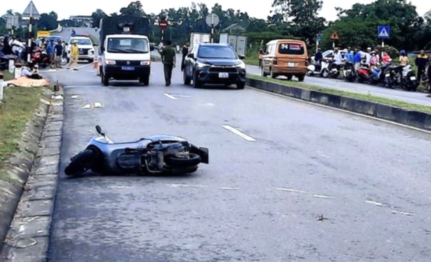 Hai hoc sinh di xe may dien bi tai nan, chi tu vong, em thuong nang hinh anh