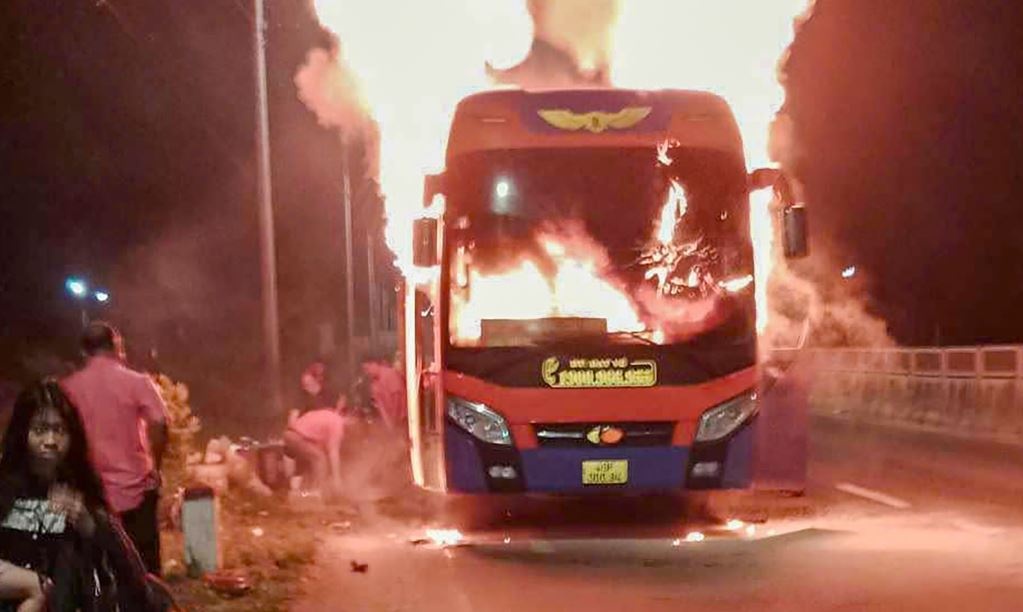 Xe cho hon 30 nguoi bat ngo chay ngun ngut, khach hoang loan la het hinh anh