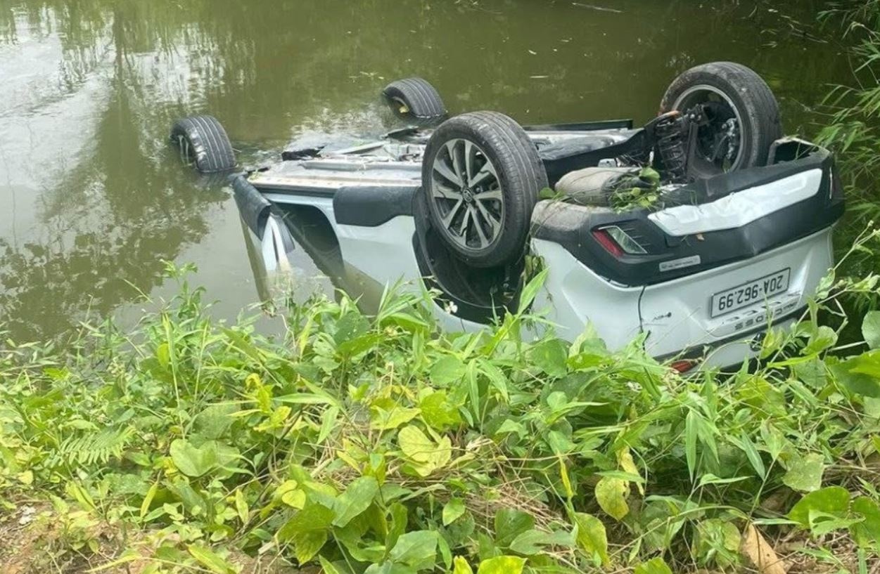 Nguoi phu nu tu vong trong oto lat ngua duoi ao o Thai Nguyen hinh anh