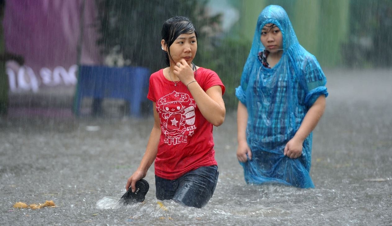 Mien Bac mua nhu trut nuoc, nguy co don 100 mm/3h hinh anh