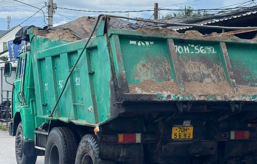 Dan ho hoan ngan, tai xe van co lai xe ben qua lam lun cau o Can Tho hinh anh