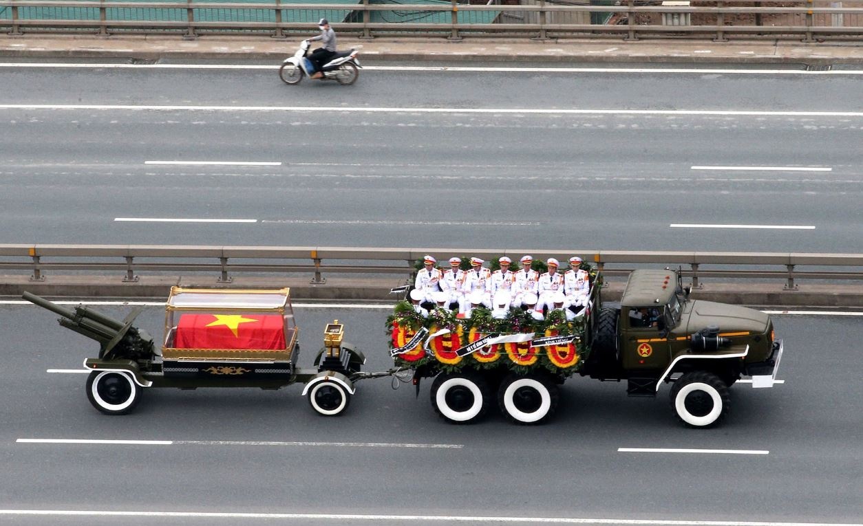 Linh xa nguyen Chu tich nuoc Tran Duc Luong tren duong pho Ha Noi hinh anh