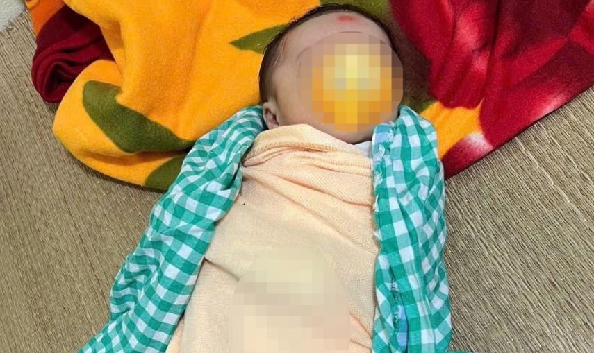 Be trai hon mot thang tuoi bi bo roi gan cho luc dem khuya hinh anh