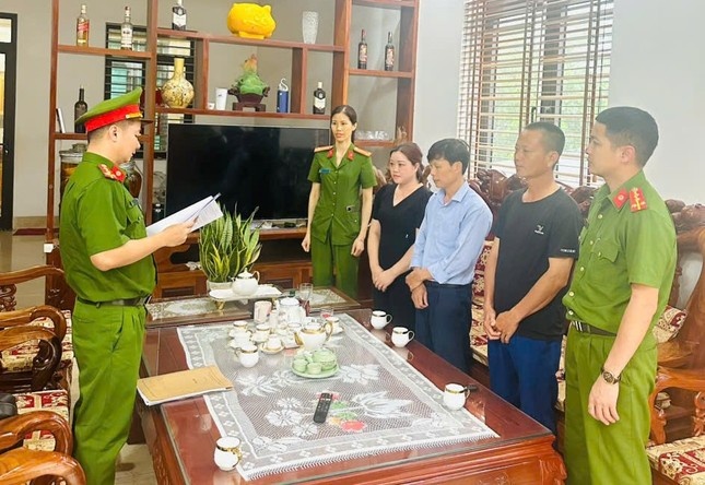 Khoi to nguoi phu nu san xuat va buon ban thuc pham gia hinh anh