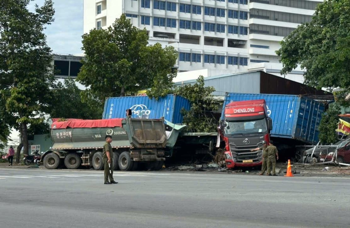 Hai xe dau keo cung lao vao cua hang sau va cham o Binh Duong hinh anh