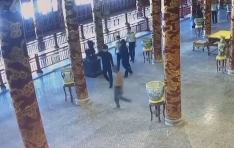 Giam dinh tam than nguoi dan ong dap pha bao vat quoc gia trieu Nguyen hinh anh