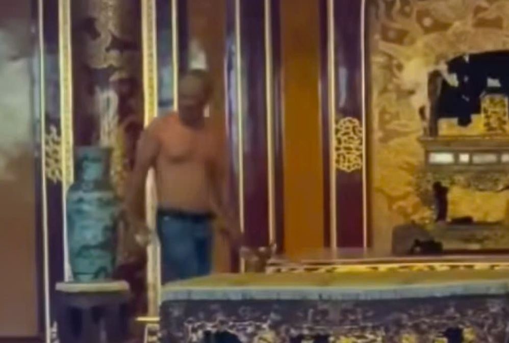 Bat nguoi dan ong dap pha bao vat quoc gia - ngai vang trieu Nguyen hinh anh