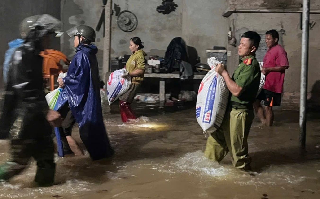 Ha Tinh lu lut hiem gap thang 5, mua lon trang troi gan 600 mm/ngay hinh anh