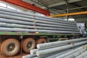 Mot cong nhan tu vong do cot dien roi trung hinh anh