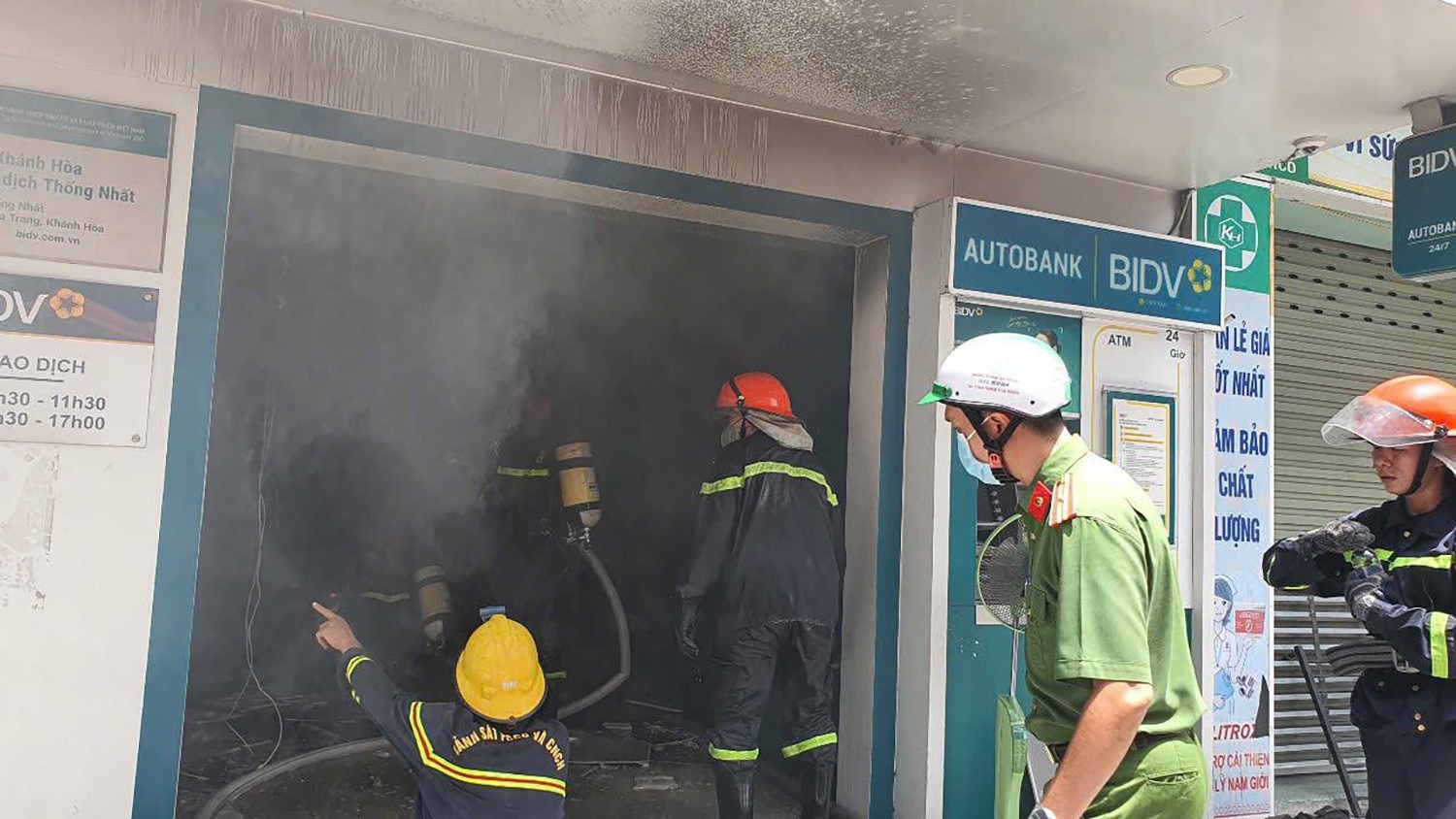 Chay phong giao dich Ngan hang BIDV, hang chuc nguoi tham gia dap lua hinh anh