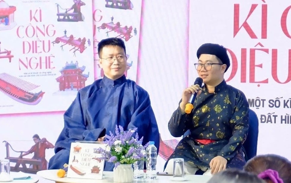 Tay nghe dieu luyen cua nguoi Viet xua hinh anh