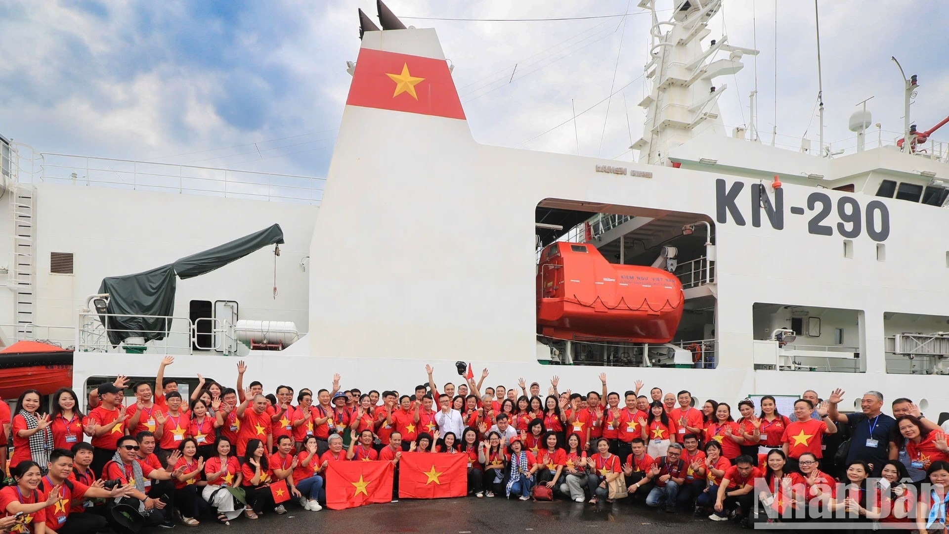 Doan cong tac 100 nha bao tham quan va dan huyen dao Truong Sa hinh anh